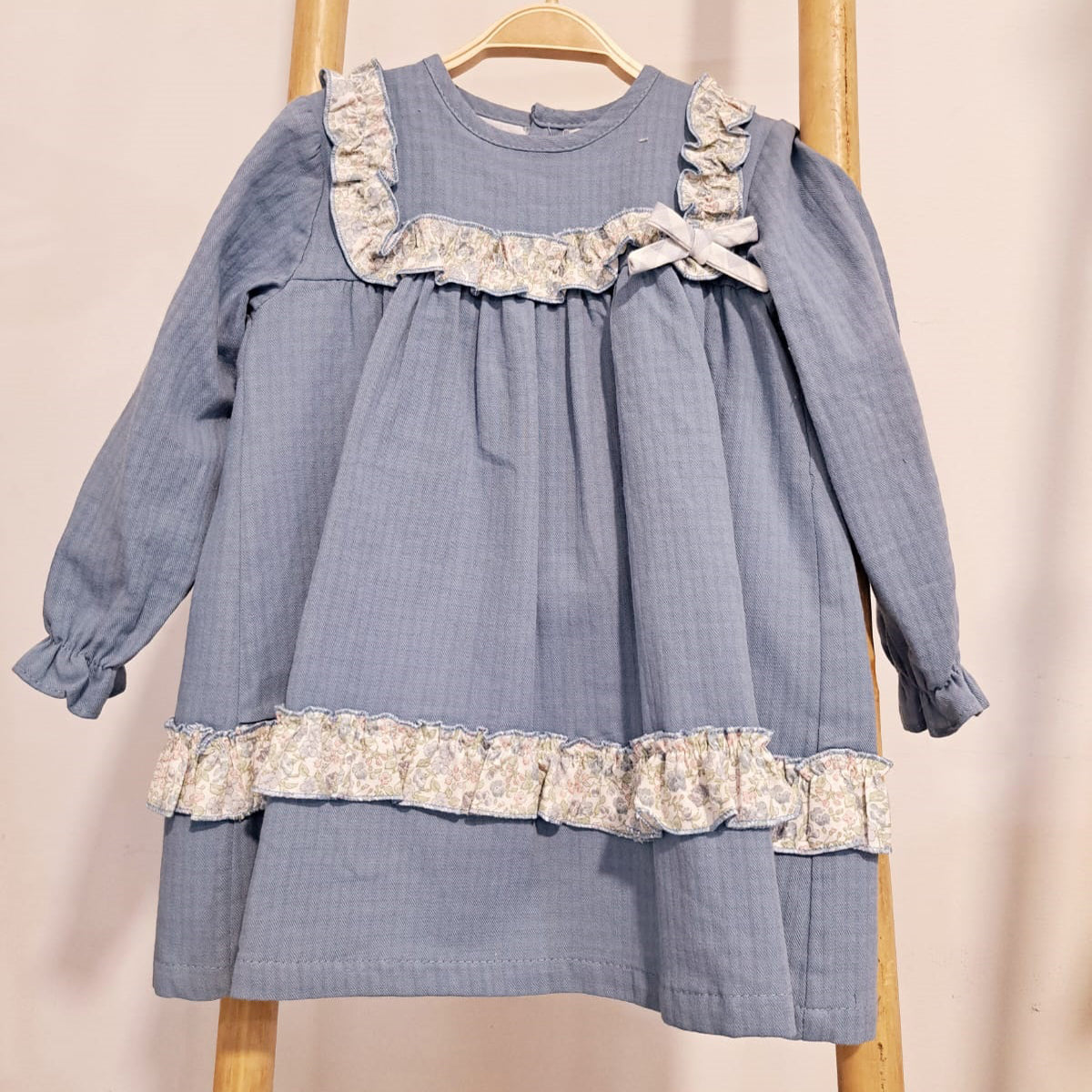 Vestido azul con detalles floreados (3 a 8 años)