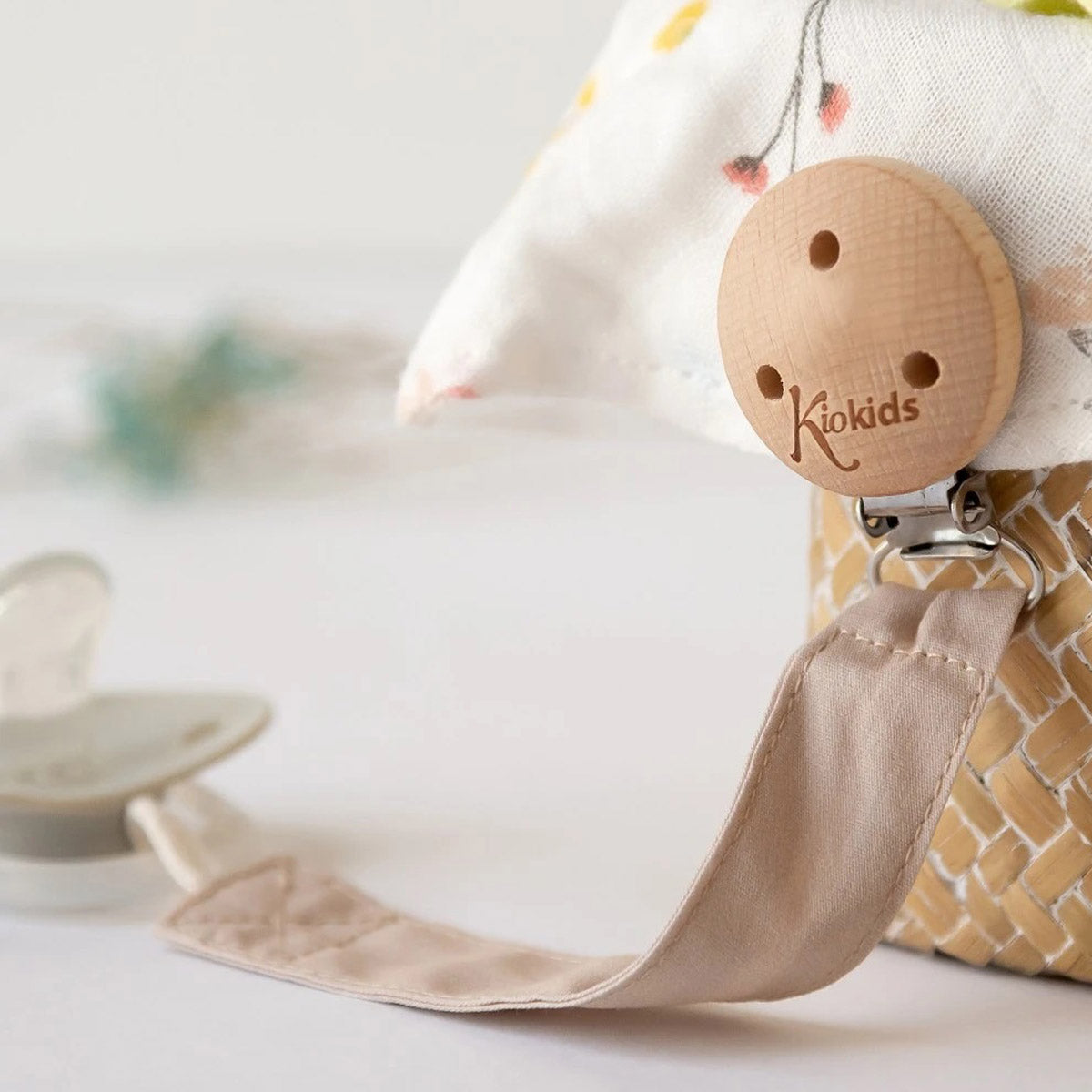 Pinza sujeta chupete madera