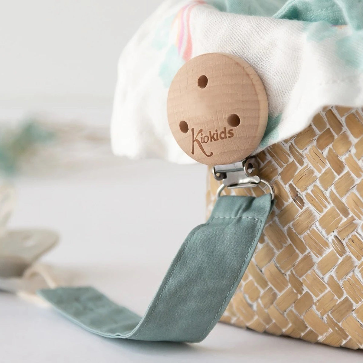 Pinza sujeta chupete madera