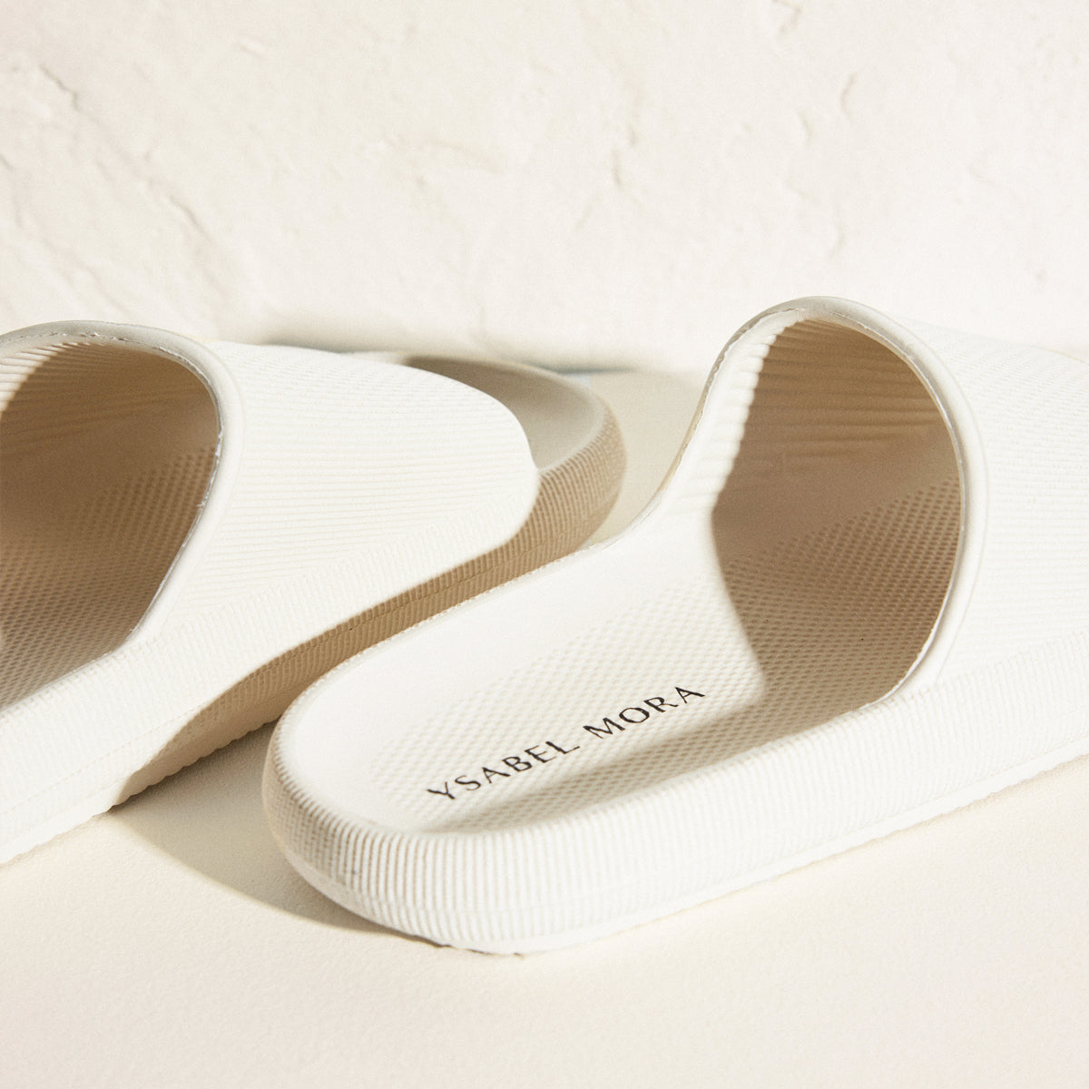 Chanclas beige Ysabel Mora (36-41)