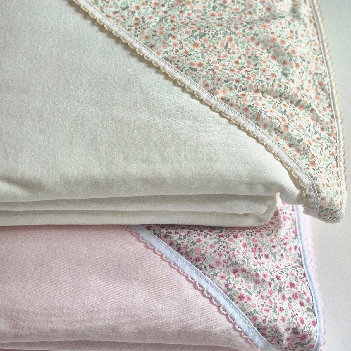 Manta acolchada floreada (80x85)